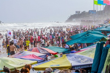 Người dân đổ xô đi biển Vũng Tàu mùng 4 Tết