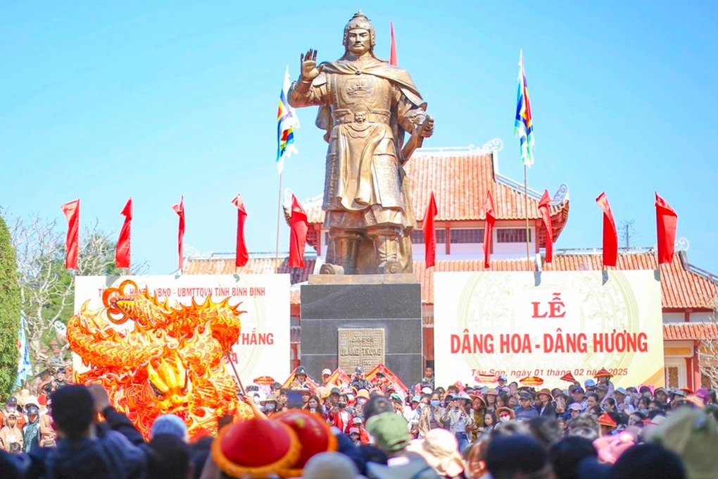 Hàng vạn người dân dâng hương tưởng nhớ vị vua đại phá quân Thanh - 1 Hàng vạn người dân dâng hương tưởng nhớ vị vua đại phá quân Thanh - 1