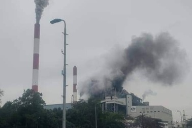 Khói đen bốc lên nghi ngút từ Công ty nhiệt điện Uông Bí sau tiếng nổ