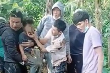 Nhóm thợ sơn và màn giải cứu bé trai dưới giếng sâu gây xúc động