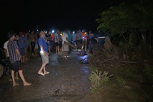 Một thai phụ bị nước lũ cuốn trôi trên đường đi chợ bán cà chua