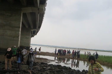 Người mẹ trẻ ném con xuống sông rồi nhảy theo quyên sinh