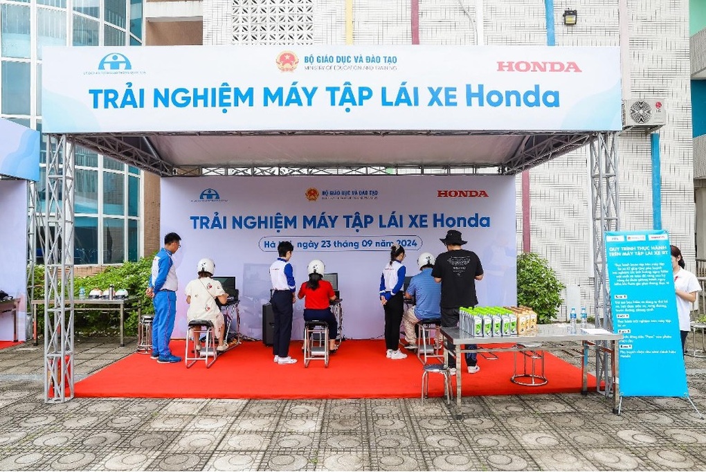 Honda Việt Nam khởi động chương trình trao mũ bảo hiểm cho học sinh lớp một năm học 2024 - 2025