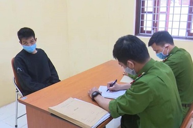 Bỏ chạy sau khi trộm xe máy, gã đàn ông lao xuống đầm nước