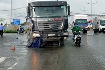 Xe ben “nuốt” xe máy, bà nội tử vong, cháu gái hoảng loạn bò ra từ gầm xe