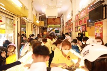 Đông nghịt người mua vàng trước ngày vía Thần Tài tại TPHCM