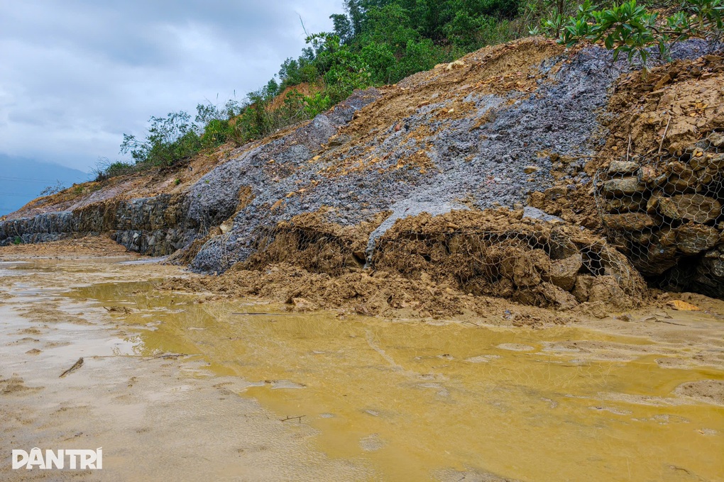 Đất đá tiếp tục sạt lở, tràn xuống tuyến đường vành đai phía Tây ở Đà Nẵng - 1