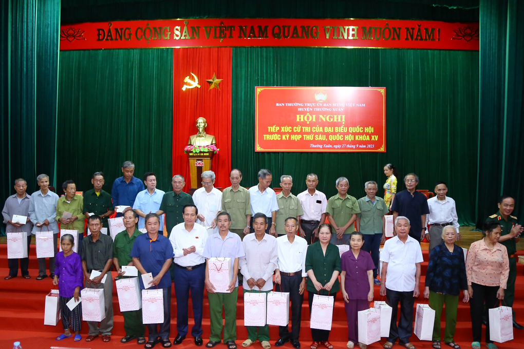 50 suất quà tặng người có công, người nghèo tại Thanh Hóa - 3 50 suất quà tặng người có công, người nghèo tại Thanh Hóa - 3