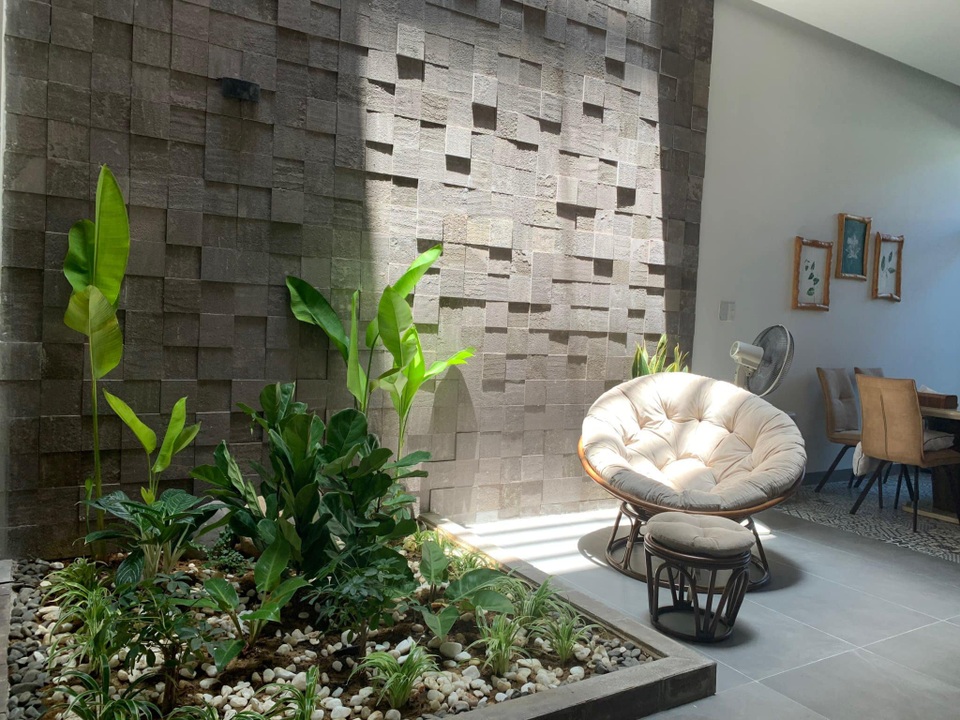 Vợ chồng trẻ ở Đà Nẵng xây nhà 3 tỷ đồng “ngập cây xanh và ánh nắng” - 2 Vợ chồng trẻ ở Đà Nẵng xây nhà 3 tỷ đồng “ngập cây xanh và ánh nắng” - 2