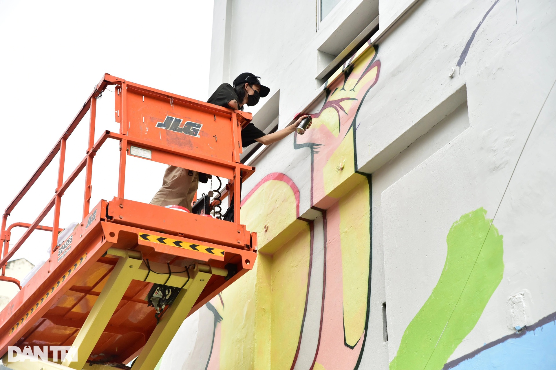 Tranh tường đường phố khổng lồ phủ kín những chung cư cũ ở TPHCM - 4 Tranh tường đường phố khổng lồ phủ kín những chung cư cũ ở TPHCM - 4