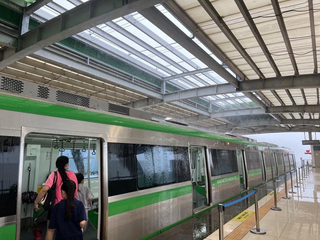 Nhà ga metro Cát Linh - Hà Đông thủng mái không ai sửa, nước chảy lênh láng - 1 Nhà ga metro Cát Linh – Hà Đông thủng mái không ai sửa, nước chảy lên láng