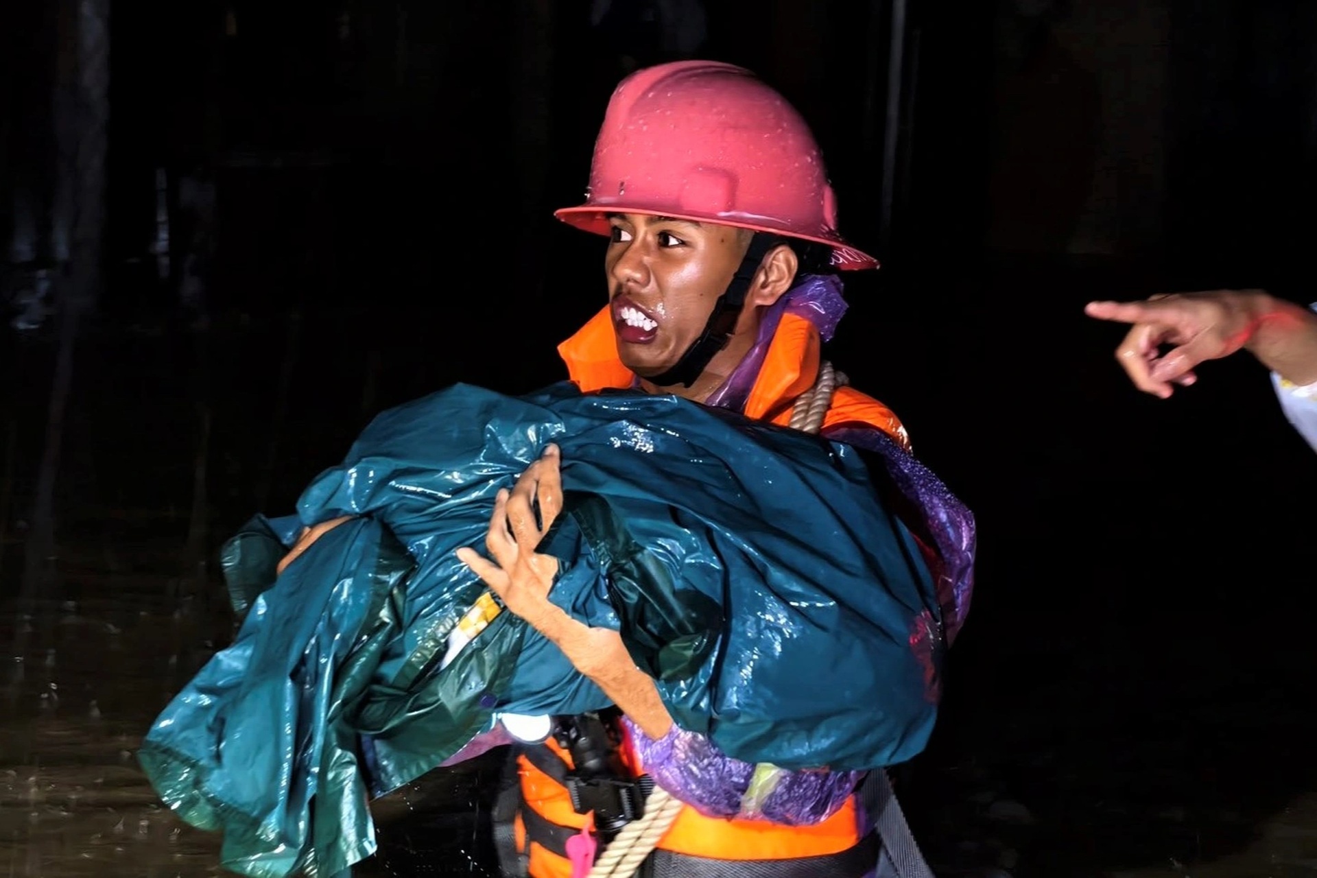 Dân chèo thuyền trên mái nhà, có người chỉ kịp ôm 2 con chó chạy lũ dữ - 9 Dân chèo thuyền trên mái nhà, có người chỉ kịp ôm 2 con chó chạy lũ dữ - 9