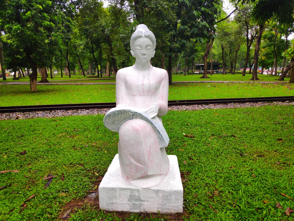 Bị phản ứng dữ dội, tượng ở Công viên Thống Nhất lại đổi màu sơn - 7 Bị phản ứng dữ dội, tượng ở Công viên Thống Nhất lại đổi màu sơn - 7