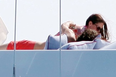 Orlando Bloom và "tình mới" ngày một quấn quýt