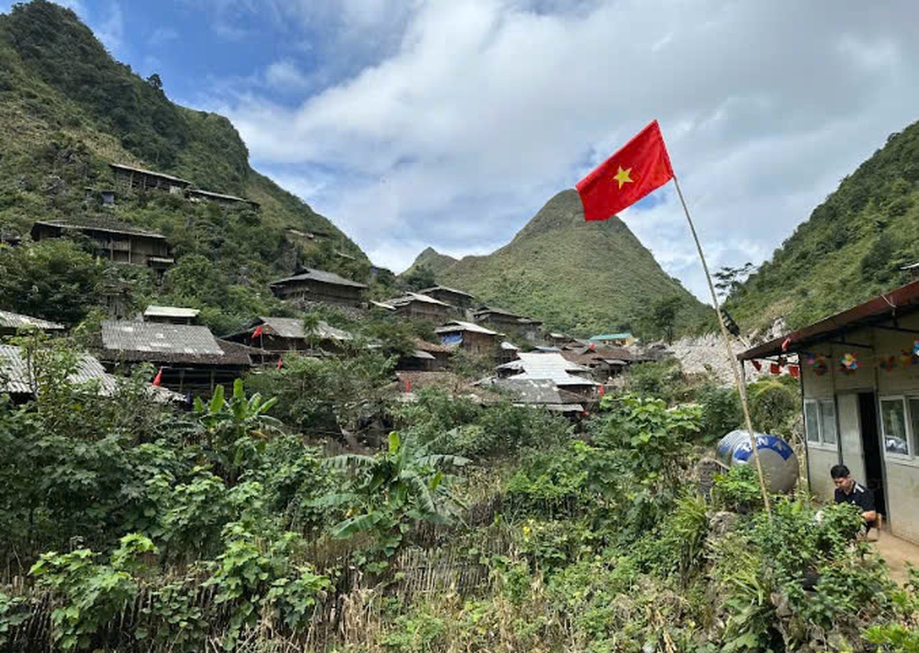 DCOM mang niềm vui đến điểm trường “4 không” trên đỉnh Cà Lò - 1