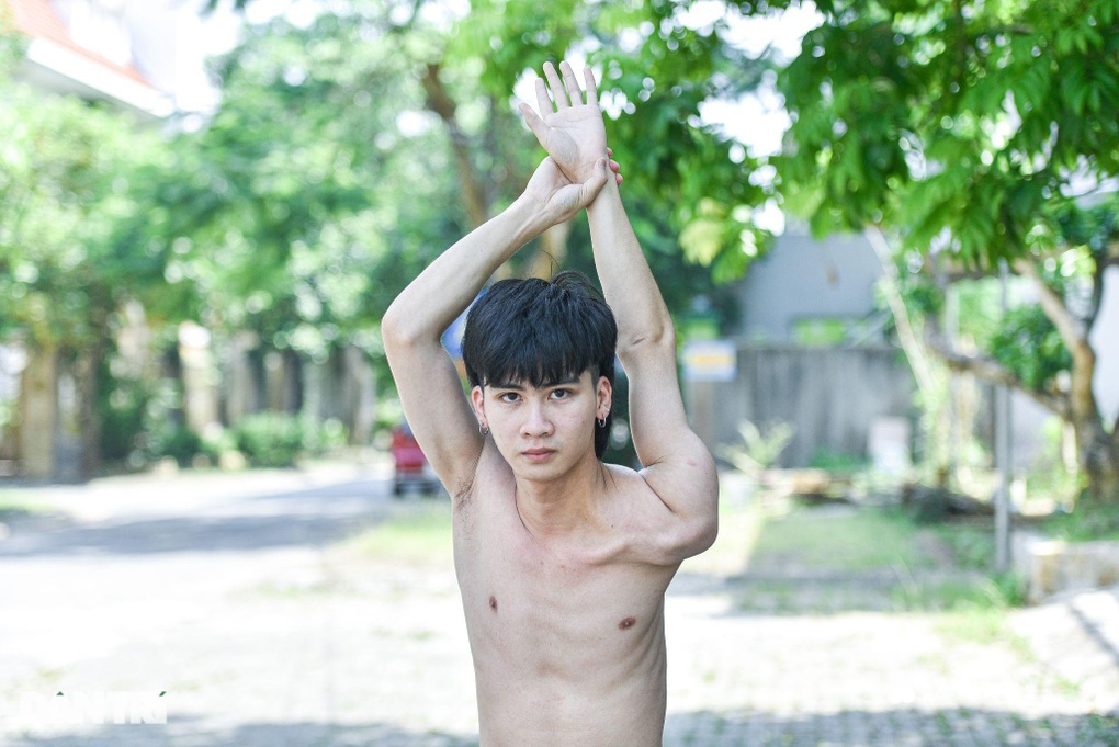 Dị nhân không xương ở Hà Nội, mất vài giây lật ngược cổ, vai - 1 Dị nhân không xương ở Hà Nội, mất vài giây lật ngược cổ, vai - 1