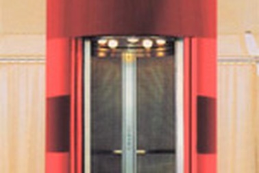 Ăn bánh quy, sống 80 tiếng trong thang máy