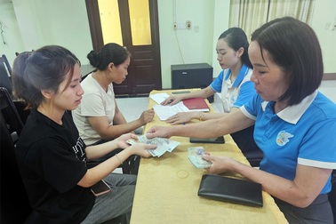 Phụ nữ dân tộc thiểu số được nhận tiền hỗ trợ sau khi sinh con