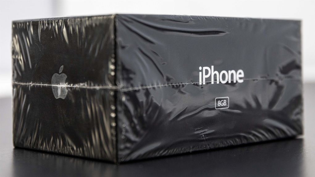 Chiếc iPhone đời đầu phiên bản 8GB chưa được bóc seal, được bán với mức giá lên đến hơn 63.000 USD (Ảnh: LCG Auctions). Chiếc iPhone đời đầu phiên bản 8GB chưa được bóc seal, được bán với mức giá lên đến hơn 63.000 USD (Ảnh: LCG Auctions).