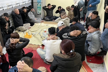 Bắt quả tang 21 nam, nữ đang xóc đĩa ăn tiền ở Hải Phòng