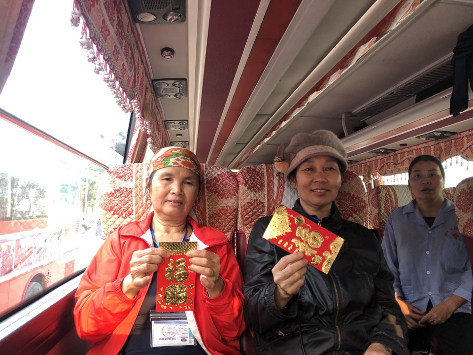 Hạnh phúc ngày về nhà ăn Tết trên chuyến xe yêu thương dành cho bệnh nhân ung thư - 3 Hạnh phúc ngày về nhà ăn Tết trên chuyến xe yêu thương dành cho bệnh nhân ung thư - 3
