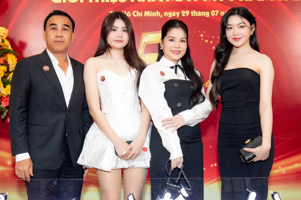Quyền Linh tạo bất ngờ cho con gái Hạt Dẻ dịp sinh nhật 16 tuổi - 1 Quyền Linh tạo bất ngờ cho con gái Hạt Dẻ dịp sinh nhật 16 tuổi - 1