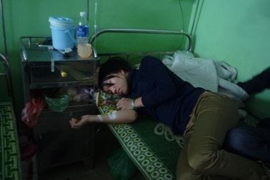 Phạt 1,5 triệu đồng chủ quản đổ keo 502 vào tay công nhân 