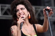 Bạn bè khẩu chiến sau cái chết của Amy Winehouse