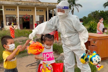 Gần 70 trẻ em "ở nơi đặc biệt" được vui Tết trung thu