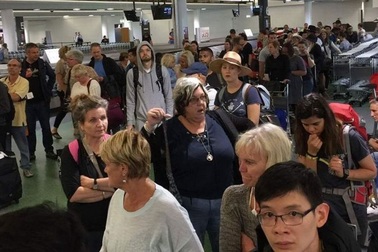 Hàng chục hành khách “tá hỏa” vì bị hãng hàng không... bỏ quên hành lý