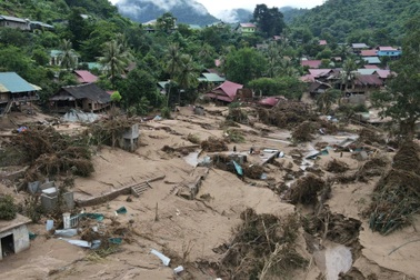 Gia đình Quang Dương ủng hộ bà con vùng lũ Nghệ An 10.000 USD