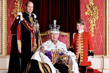 Hoàng gia Anh công bố ảnh Vua Charles III cùng hai người kế vị hàng đầu