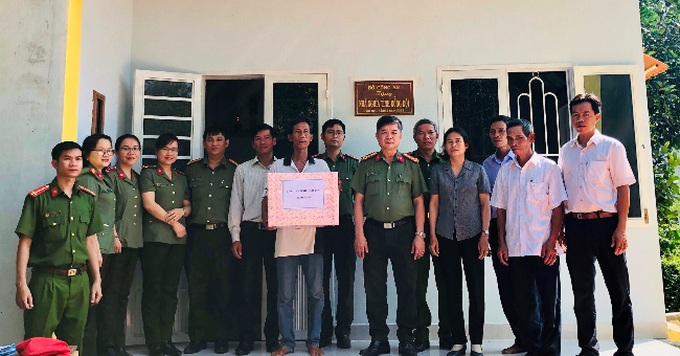 Trao tặng nhà tình nghĩa cho ông Đỗ Văn Cường.