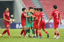 Cầu thủ U23 Việt Nam ôm động viên thủ môn Bùi Tiến Dũng