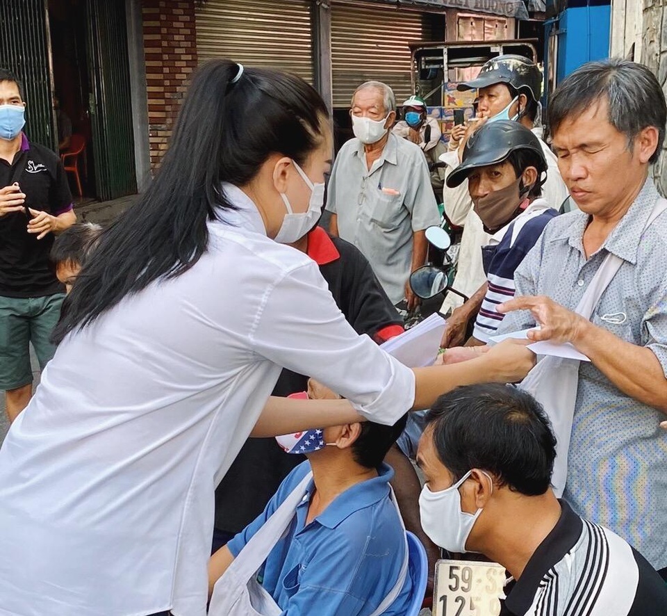 Á hậu Kim Duyên dùng tiền tiết kiệm tặng 5 tấn gạo cho người bán vé số - 6