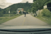 Phóng nhanh ở góc cua khuất tầm nhìn, "tổ lái" suýt trả giá đắt