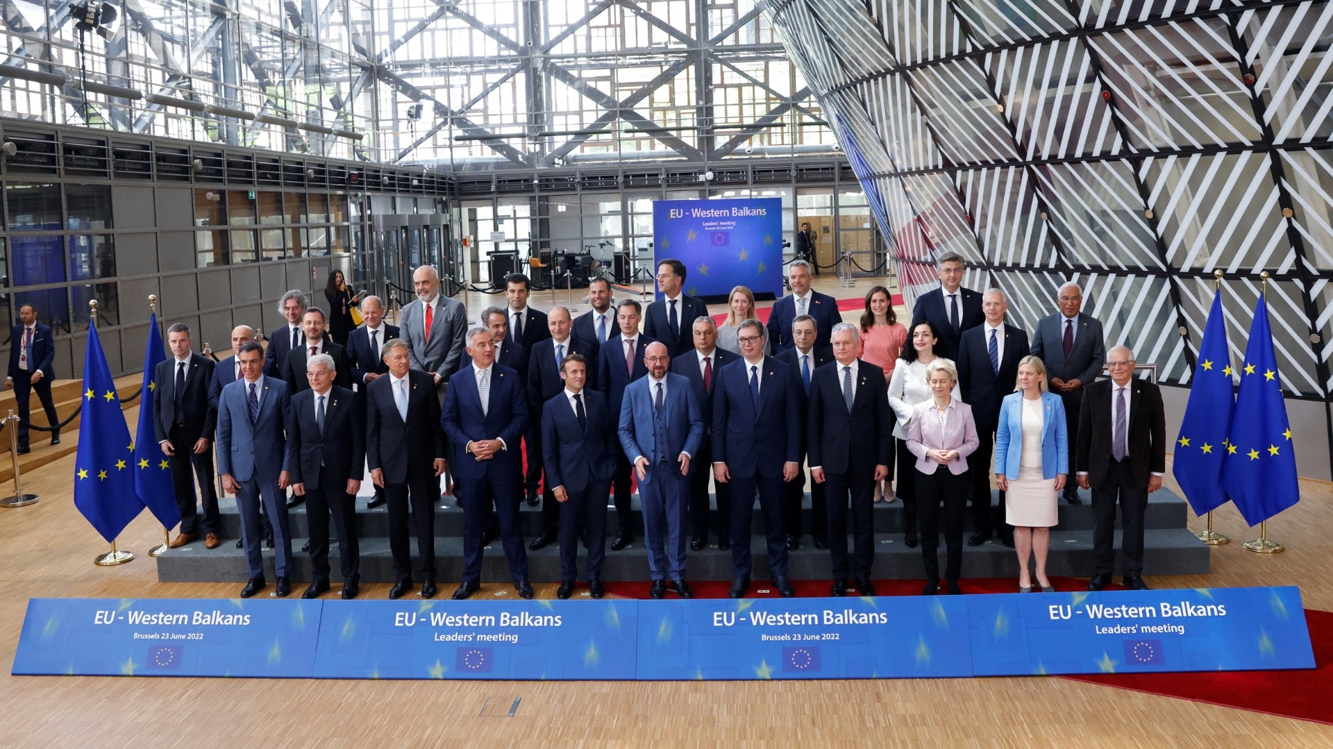 Vì sao EU "bật đèn xanh" kết nạp Ukraine giữa lúc "nước sôi lửa bỏng"?