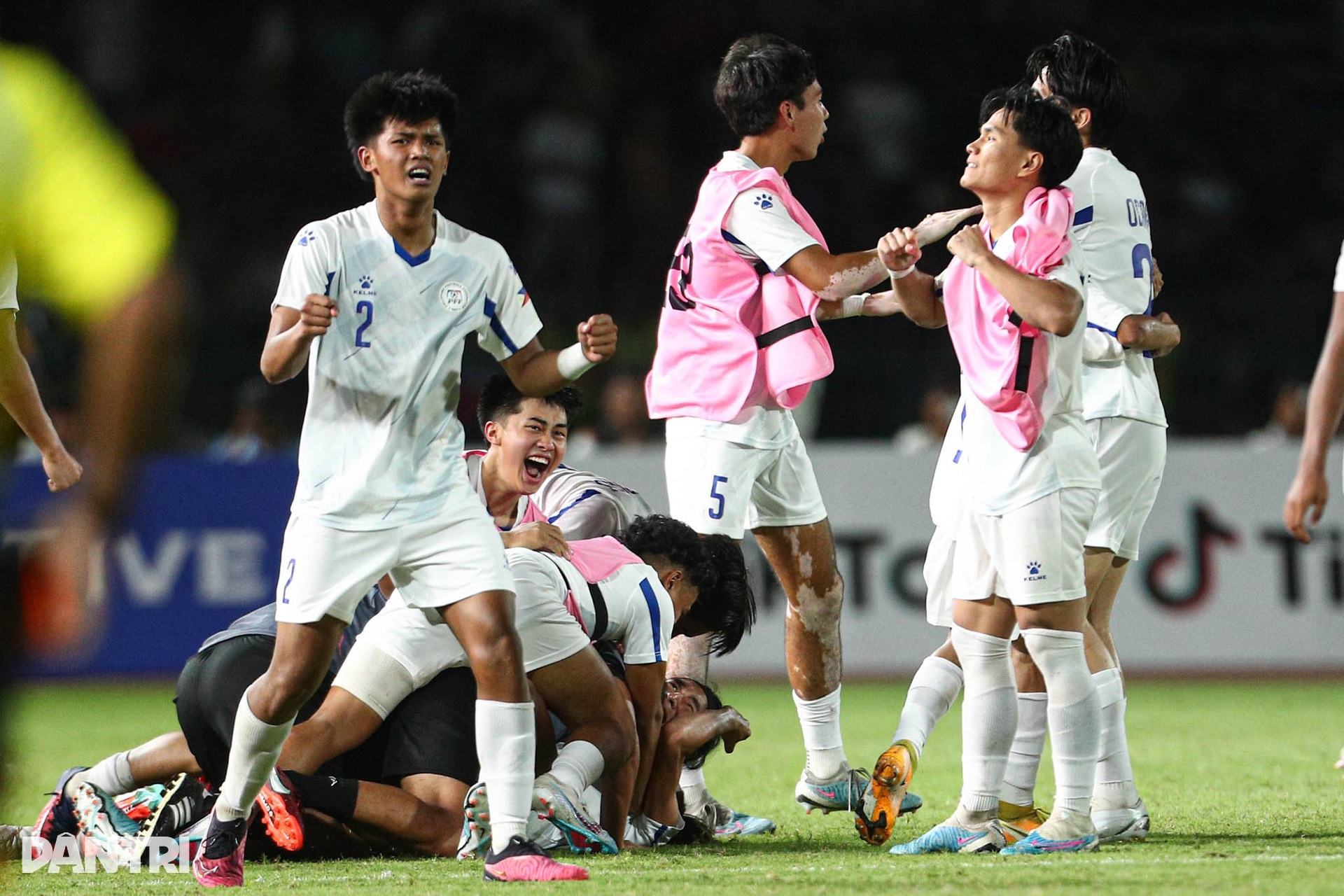 Cái cúi đầu tiếc nuối của Keisuke Honda khi Campuchia bị cầm hòa phút cuối - 12 Cái cúi đầu tiếc nuối của Keisuke Honda khi Campuchia bị cầm hòa phút cuối - 12