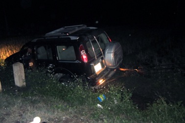 Xế hộp mất lái bay xuống ruộng 