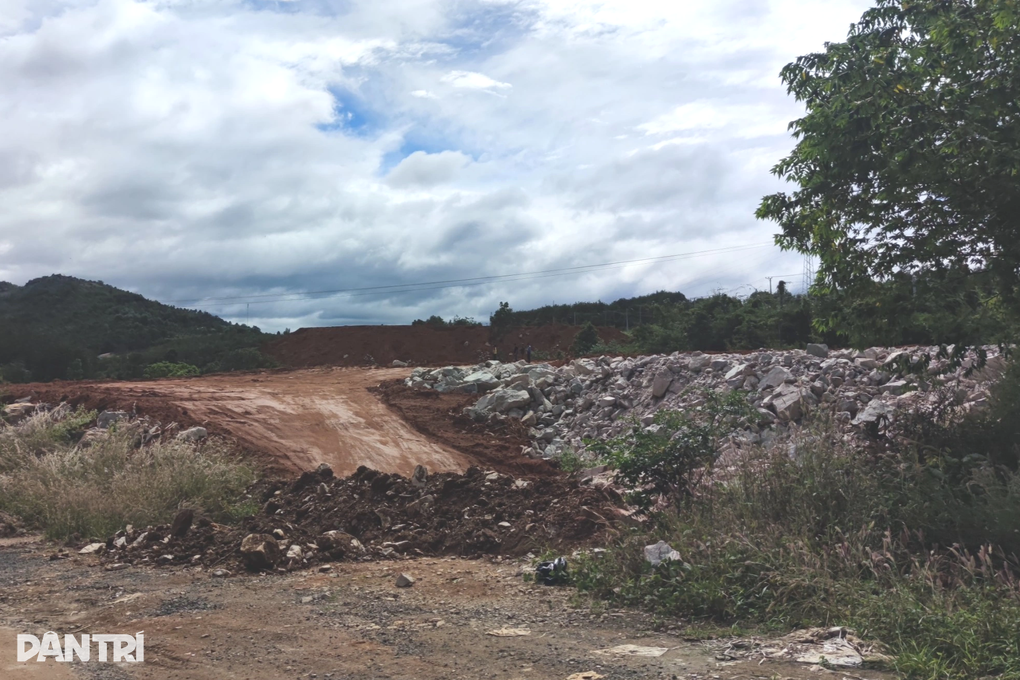 Lúng túng xử lý nghìn tấn đất đá đổ trái phép ven quốc lộ - 4