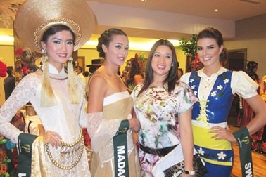 Phan Thị Mơ và các người đẹp trình diễn trang phục dân tộc