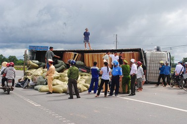 Nổ lốp, xe tải lật ngang đường
