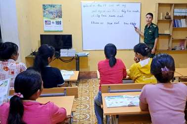 Lớp học đặc biệt của những thầy giáo mang quân hàm xanh ở vùng biên