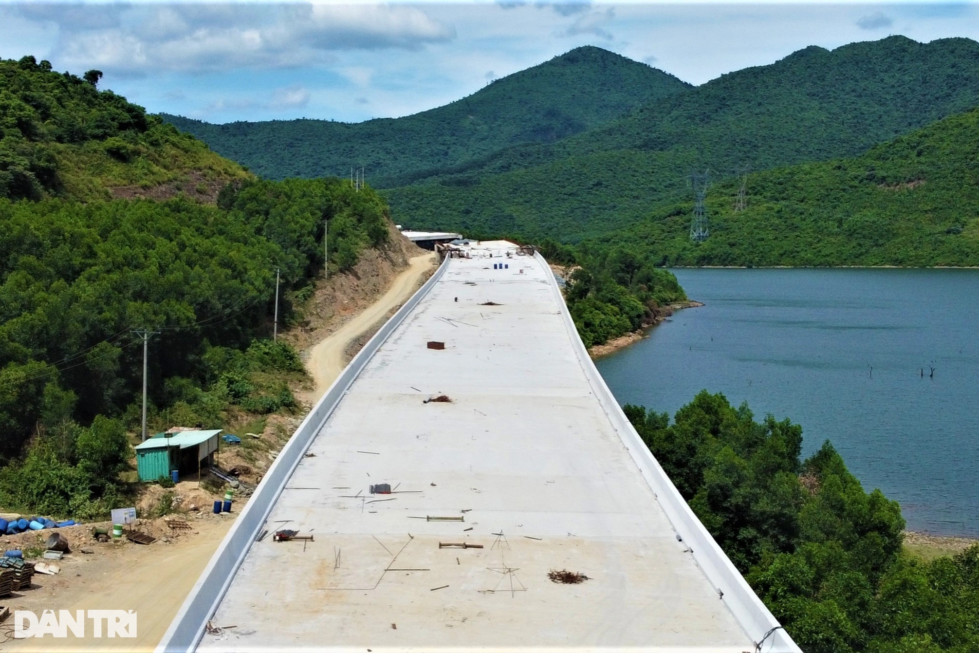 View - Những cây cầu kỳ vĩ xuyên thung lũng, vượt hồ trên cao tốc Vũng Áng - Bùng | Báo Dân trí