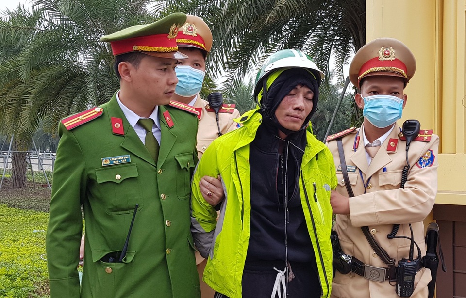Cảnh sát giao thông Hà Nội bắt nóng tên cướp manh động - 1 Cảnh sát giao thông Hà Nội bắt nóng tên cướp manh động - 1