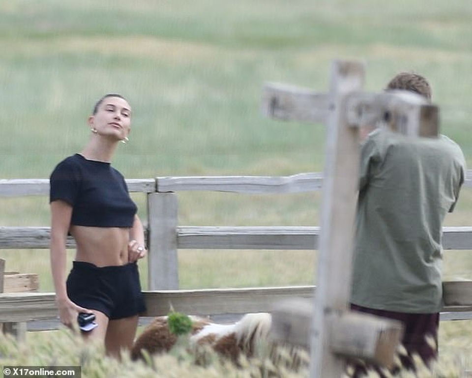 Hailey Bieber khoe eo thon khi cùng chồng đi cắm trại - 4 Hailey Bieber khoe eo thon khi cùng chồng đi cắm trại - 4
