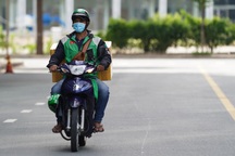 Ngày đầu shipper hoạt động lại: Nhiều ứng dụng, tài xế "án binh bất động"
