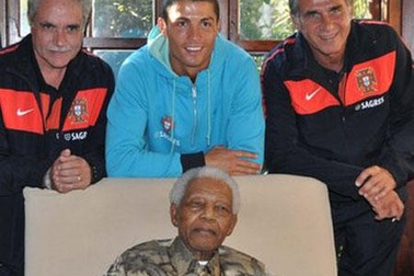 C. Ronaldo tặng áo đấu cho cựu tổng thống Mandela