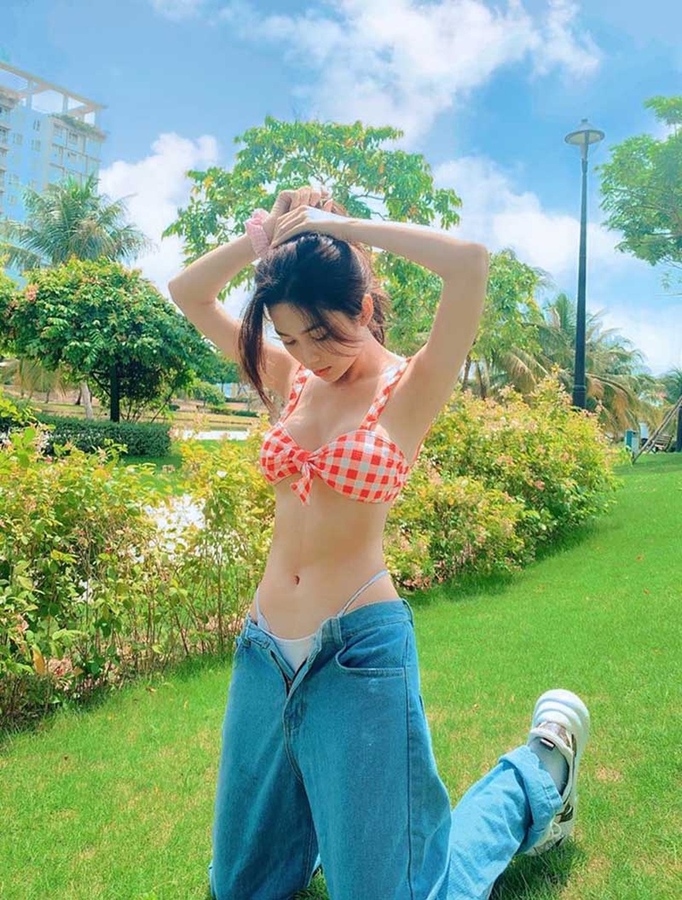 Nữ sinh Sài Gòn với loạt ảnh gợi cảm bên biển - 4 Nữ sinh Sài Gòn với loạt ảnh gợi cảm bên biển - 4