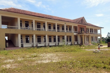 Hàng trăm học sinh và giáo viên "dài cổ" chờ trường học mới 